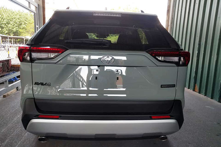 Không chỉ có kích thước lớn hơn, Toyota RAV4 2019 còn mang trên mình phong cách thiết kế ngoại thất thể thao, hầm hố và rắn rỏi hơn, lấy cảm hứng từ mẫu xe concept FT-AC. Trên Toyota RAV4 2019 xuất hiện những đường gân táo bạo, đèn pha góc cạnh, hốc bánh vuông vức và lưới tản nhiệt nổi bật.