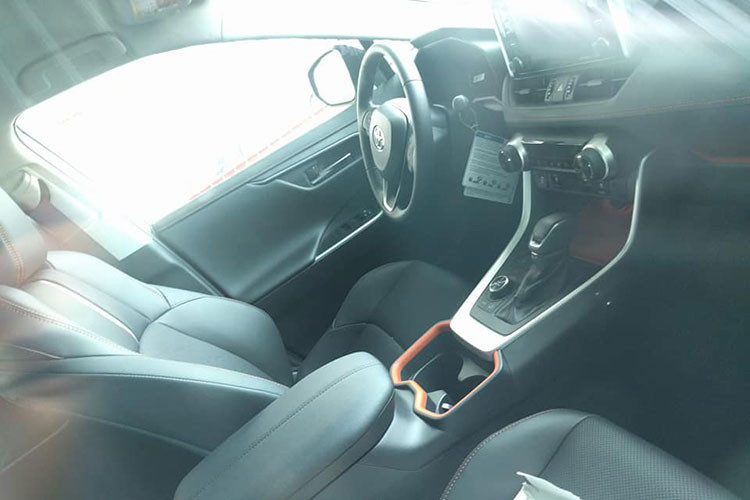 Trước mặt người lái không chỉ xuất hiện vô lăng mới tích hợp phím chức năng mà còn có màn hình đa thông tin 7 inch trong bảng điều khiển. Những trang bị ấn tượng khác của xe bao gồm ghế trước thoáng khí, ghế sau sưởi, cửa sổ trời toàn cảnh, cửa cốp chỉnh điện rảnh tay, sạc điện thoại không dây và dàn âm thanh JBL 11 loa có công suất 800 W.