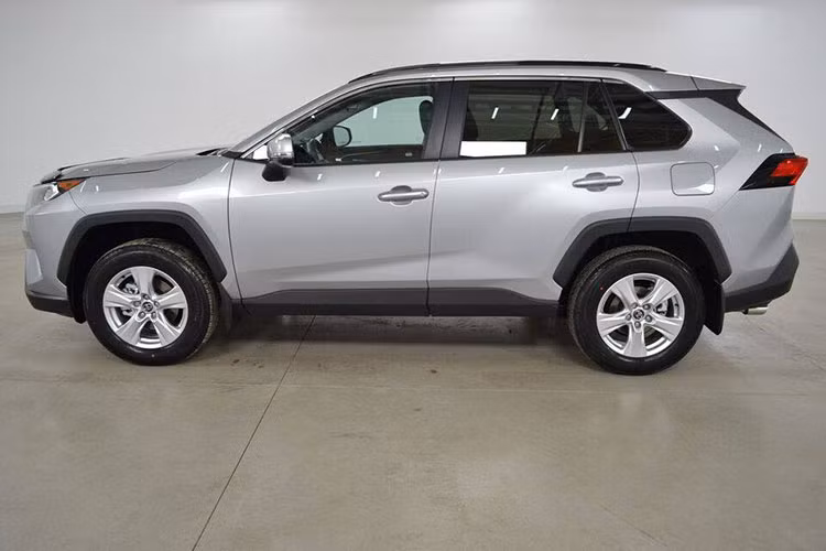 Tại thị trường nước ngoài, Toyota RAV4 2019 có những trang bị an toàn như 8 túi khí, cảnh báo va chạm sớm, phát hiện người đi bộ, kiểm soát hành trình bằng radar, cảnh báo chệch làn đường, hỗ trợ đánh lái, đèn pha tự động, hỗ trợ dò theo làn đường và nhận diện biển báo giao thông. 