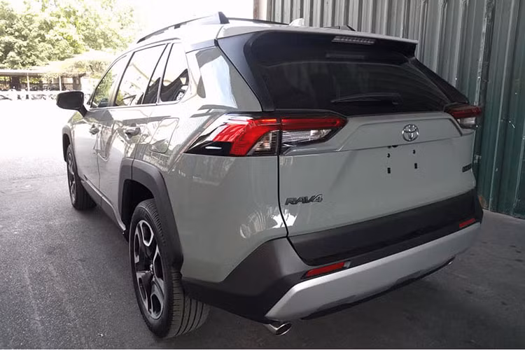 Dự đoán, chiếc Toyota RAV4 2019 về Việt Nam sử dụng động cơ xăng Dynamic Force 4 xi-lanh, dung tích 2,5 lít, sản sinh công suất tối đa 203 mã lực và mô-men xoắn cực đại 249 Nm. Sức mạnh được truyền tới cả 4 bánh thông qua hộp số tự động 8 cấp Direct Shift.