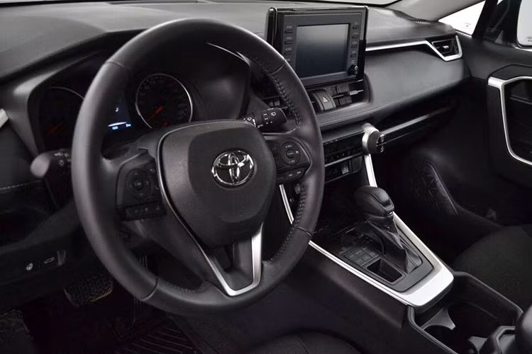Bên trong Toyota RAV4 2019 là không gian nội thất thanh lịch hơn với màn hình cảm ứng 7 hoặc 8 inch trên mặt táp-lô, tùy thuộc vào hệ thống âm thanh được chọn, bao gồm Entune 3.0, Entune 3.0 Audio Plus và Entune 3.0 Premium Audio. Dưới màn hình trung tâm là núm chỉnh thẳng đứng hơn để người lái dễ sử dụng.