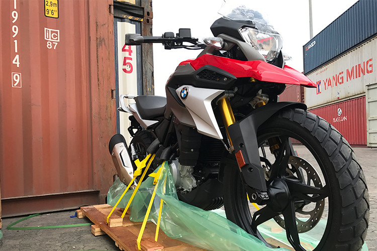 Cả phuộc trước và sau của BMW G310GS mới đều có hành trình 178 mm. Như vậy, so với G310R, G310GS có hành trình phuộc trước dài hơn khoảng 51 mm. Lực hãm của chiếc xe cỡ nhỏ nhà BMW Motorrad bắt nguồn từ phanh đĩa 300mm trước, đi kèm kẹp phanh 4 piston. Trên bánh sau là phanh đĩa 240mm và kẹp phanh 2 piston.