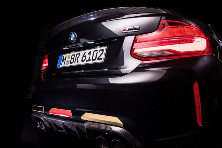 Bên cạnh các màu sắc bắt mắt, hãng xe hơi BMW cũng đã trang bị cho mẫu xe hiệu suất cao M2 Competition một số bộ phận sợi Carbon từ M Performance bao gồm: mui xe, cánh lướt gió phía sau và bộ khuếch tán...