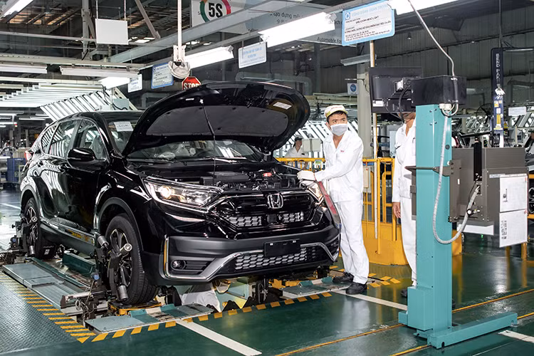 Cũng tại lễ xuất xưởng chiếc Honda CR-V 2020 đầu tiên tại thị trường Việt Nam, nhà sản xuất cũng hé lộ giá xe Honda CR-V 2020 sẽ dưới 1,2 tỷ đồng. Như vậy, với lợi thế lắp ráp trong nước nên được hưởng ưu đãi phí trước bạ 0% đến hết ngày 31/12/2020 cùng với hàng loạt công nghệ hiện đại và giá bán hợp lý, rất có thể Honda CR-V sẽ sớm lấy lại vị thế ngôi vương của mình tại thị trường Việt Nam trong thời gian tới.
