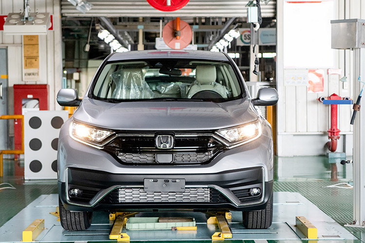 Về kiểu dáng Honda CR-V 2020 tại Việt Nam nhìn chung vẫn có nhiều điểm tương đồng với thế hệ trước, tuy nhiên xe được trang bị thêm ốp cản trước, cản sau và mâm xe mới. Đèn pha và cos của Honda CR-V 2020 vẫn không thay đổi như dạng halogen ở bản E và LED ở hai bản G và L.