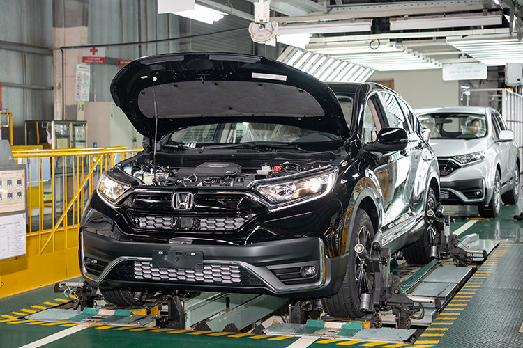 Honda sẽ bổ sung thêm tính năng an toàn Honda SENSING - Hệ thống công nghệ hỗ trợ lái xe an toàn tiên tiến lần đầu ứng dụng trên dòng xe ôtô Honda tại Việt Nam. Hệ thống bao gồm 5 công nghệ hiện đại: Hệ thống phanh giảm thiểu va chạm (CMBS), Hệ thống đèn pha thích ứng tự động (AHB), Hệ thống kiểm soát hành trình thích ứng bao gồm dải tốc độ thấp (ACC with LSF), Hệ thống giảm thiểu chệch làn đường (RDM), Hệ thống hỗ trợ giữ làn đường (LKAS).