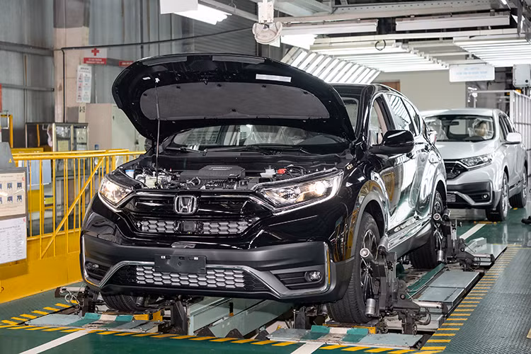 Honda sẽ bổ sung thêm tính năng an toàn Honda SENSING - Hệ thống công nghệ hỗ trợ lái xe an toàn tiên tiến lần đầu ứng dụng trên dòng xe ôtô Honda tại Việt Nam. Hệ thống bao gồm 5 công nghệ hiện đại: Hệ thống phanh giảm thiểu va chạm (CMBS), Hệ thống đèn pha thích ứng tự động (AHB), Hệ thống kiểm soát hành trình thích ứng bao gồm dải tốc độ thấp (ACC with LSF), Hệ thống giảm thiểu chệch làn đường (RDM), Hệ thống hỗ trợ giữ làn đường (LKAS).