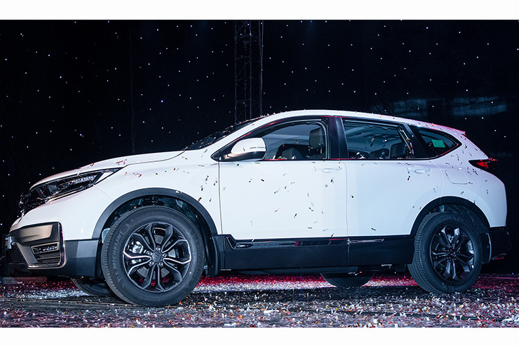 Ngoài ra, mẫu xe Honda CR-V 2020 sẽ được hưởng ưu đãi giảm 50% lệ phí trước bạ từ nay đến hết năm 2020 theo quy định mới nhất của Chính phủ. Như vậy, Honda CR-V 2020 lắp ráp tại Việt Nam chỉ còn chờ giá bán chính thức vào ngày 30/7 tới đây và khách hàng có thể đặt xe tại hệ thống các nhà phân phối ôtô của Honda trên toàn quốc từ ngày (2/8).