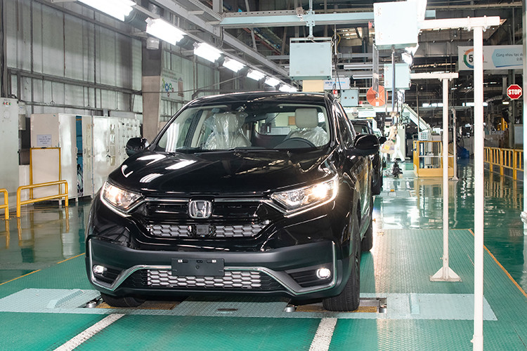 Honda CR-V 2020 tại Việt Nam với công nghệ mới - được kỳ vọng rút ngắn khoảng cách về "option" so với 2 đối thủ đang lăm le phía dưới trong bảng xếp hạng doanh số là Mazda CX-5 và Hyundai Tucson, đồng thời "đe doạ" lại các mẫu SUV/Crossover cùng hạng sắp ra mắt như Toyota Corolla Cross... và điều này hứa hẹn sẽ có cuộc cạnh tranh đầy thú vị trong phân khúc này.