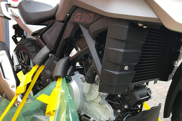 Lốp trước và sau của mẫu xe có thông số lần lượt là 110/70 và 150/60, vành hợp kim 17-inch và bình xăng có dung tích 11 lít. BMW G310 sử dụng động cơ dung tích xylanh 313cc, làm mát bằng nước, xylanh đơn, sản sinh công suất 34 mã lực, mô men xoắn 28 Nm tại số vòng quay 7.500 vòng/phút.