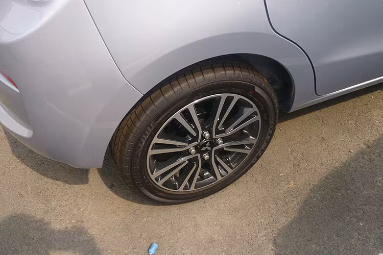 Bộ mâm xe hợp kim thiết kế mới với hai tông màu đường kính 15-inch. Phần thân sau xe được làm mới với cản sau lớn được thiết kế mạnh mẽ.