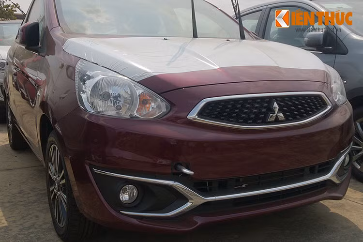 Ngoài phần nắp ca-pô được thiết kế vuốt gân guốc, cụm đèn pha được làm mới với trang bị Halogen. Cản trước cũng được thiết kế lại, bên cạnh một thanh ngang mạ crome mở rộng ra hai bên liên kết hốc đèn sương mù.