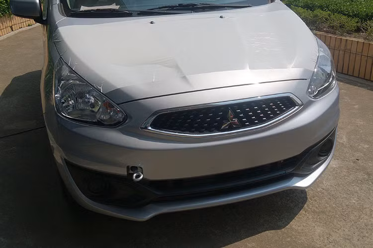 Ở thời điểm mới ra mắt, Mitsubishi Mirage phiên bản số sàn có giá bán công bố lên tới 448 triệu đồng. Là phiên bản nâng cấp, Mirage 2017 giữ nguyên thiết kế tổng thể, được thay đổi nhẹ ở một số chi tiết. Cụm lưới tản nhiệt và cản trước đã được thay đổi hoàn toàn với các chi tiết viền crôm, nắp ca-pô với các đường gân mạnh mẽ hơn người tiền nhiệm.