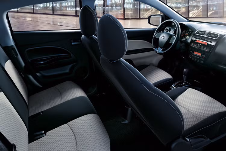 Bên trong nội thất, vô lăng của xe đã được thiết kế lại và sử dụng vật liệu da cùng ốp nhựa đen bóng. Cụm đồng hồ trung tâm thiết kế mới với tông màu sáng sủa và thời trang hơn đời trước.
