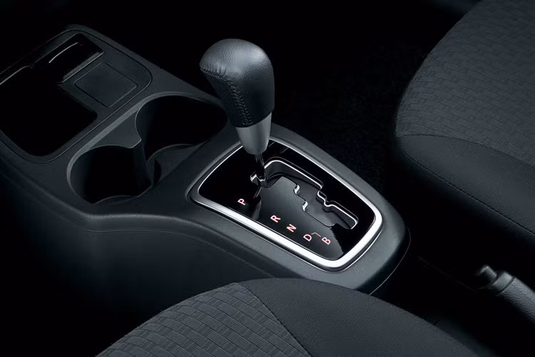 Các trang bị an toàn được trang bị trên xe như: khung xe RISE, phanh ABS, EBD, 2 túi khí và hệ thống căng đai tự động, trục lái và bàn đạp phanh có khả năng tự đổ,... khiến cho mẫu xe gía rẻ này ghi điểm với người tiêu dùng.