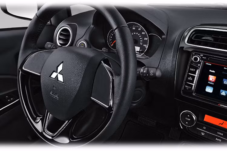 Các trang bị đáng chú ý trên phiên bản nâng cấp Mirage 2017 bao gồm' chìa khóa thông minh (KOS), nút bấm khởi động (OSS), điều hòa nhiệt độ tự động, đầu DVD với kết nối Bluetooth, USB, AUX...