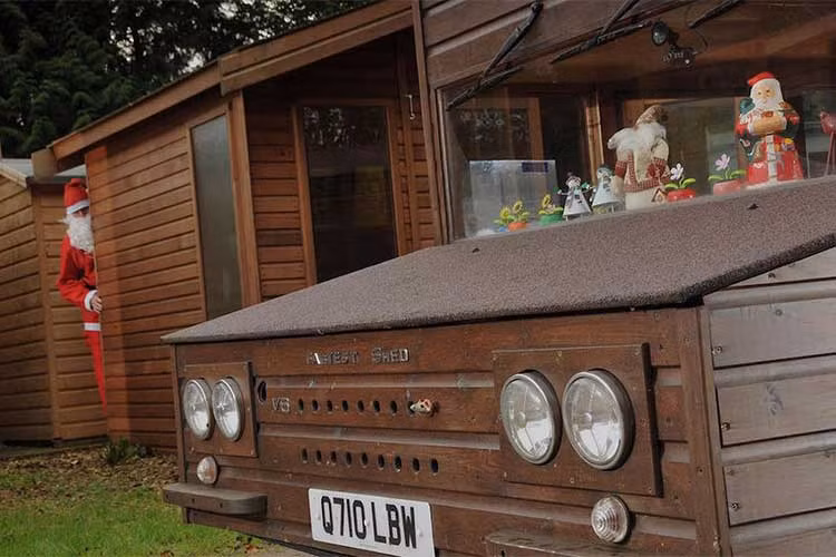 Căn nhà di động bằng gỗ của Kevin ban đầu được trang bị động cơ V6 2,8 lít được lấy từ một chiếc Volkwagen Passat 4Motion có công suất 190 mã lực. Toàn bộ nguồn sức mạnh này được truyền tới các bánh xe (lắp thêm) thộng qua hệ dẫn động 4 bánh.