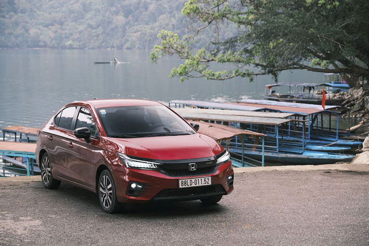 Kết thúc tháng 4/2022 với 3.031, Honda City bán chạy bất ngờ trở thành mẫu xe ôtô bán chạy nhất Việt Nam. Đây là thứ ba trong năm 2022, Honda City đạt được thứ hạng cao trong bảng xếp hạng. Hiện tại, mẫu sedan hạng B này có 4 phiên bản, giá bán 499-599 triệu đồng.