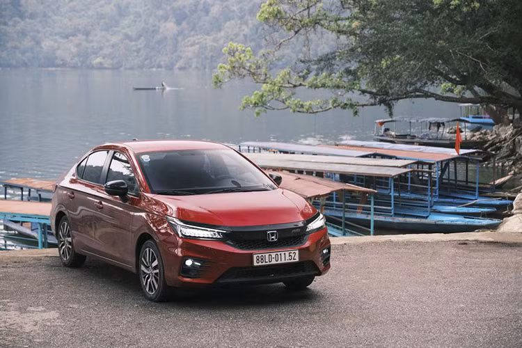 Kết thúc tháng 4/2022 với 3.031, Honda City bán chạy bất ngờ trở thành mẫu xe ôtô bán chạy nhất Việt Nam. Đây là thứ ba trong năm 2022, Honda City đạt được thứ hạng cao trong bảng xếp hạng. Hiện tại, mẫu sedan hạng B này có 4 phiên bản, giá bán 499-599 triệu đồng.