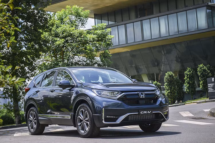 Kết thúc tháng 4/2022, Honda CR-V bán được 2.093 xe, tăng hơn 1.000 xe so với tháng trước. Điều này vừa đủ để giúp mẫu xe của Honda có mặt trong top 4 xe đa dụng bán chạy nhất tháng. Có được doanh số này một phần là do trong tháng vừa qua, Honda đã liên tục giảm giá, khuyến mãi sâu với mẫu CR-V. Hiện, CR-V được lắp ráp trong nước với 3 phiên bản, cùng sử dụng động cơ 1.5L turbo.