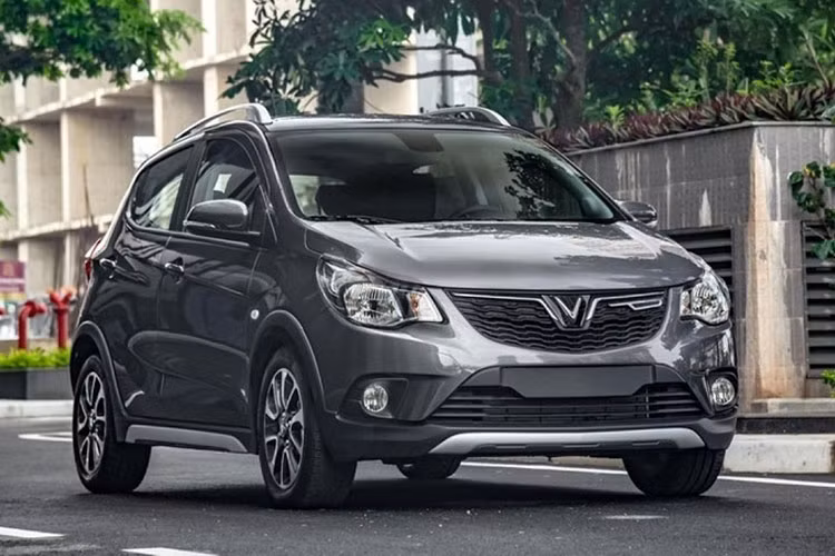 Mẫu xe cỡ A của hãng xe Việt Vinfast bán ra 1.654 xe trong tháng 4/2022, giảm gần 1.000 xe so với tháng trước. Doanh số khiến VinFast Fadil tụt xuống vị trí thứ 8 trong bảng xếp hạng. Vinfast Fadil sử dụng khối động cơ 1.4L với hai phiên bản. Hiện Fadil có giá từ 382 triệu cho phiên bản tiêu chuẩn, 449 triệu cho phiên bản cao cấp nhất.