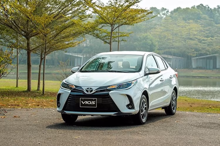 Với doanh số trong tháng 4/2022 là 2.522 xe bán ra, tăng gần 300 xe so với tháng trước, kết quả này đã giúp Vios tăng 1 bậc trong bảng xếp hạng nhưng vẫn xếp sau đối thủ Honda City. Hiện, Toyota Vios lắp ráp Việt Nam với tổng cộng 6 phiên bản, tăng 1 phiên bản đặc biệt (Vios GR-S) so với trước đây.