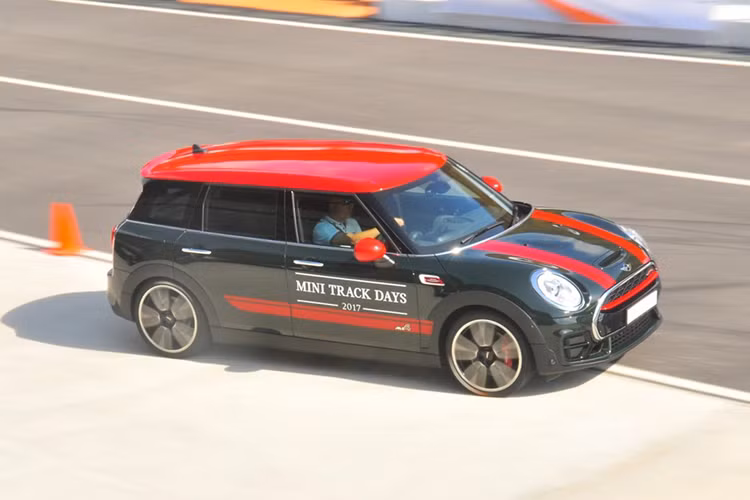 Giống như những mẫu xe SUV của MINI, John Cooper Works Clubman có giá bán tại Malaysia khoảng 1,74 tỷ đồng, chưa bao gồm thuế phí. Hiện tại, thời gian bán ra tại Việt Nam vẫn chưa được công bố, nhưng theo dự đoán, phải đến đầu năm 2018, MINI John Cooper Works Clubman mới đến tay người dùng tại Việt Nam.