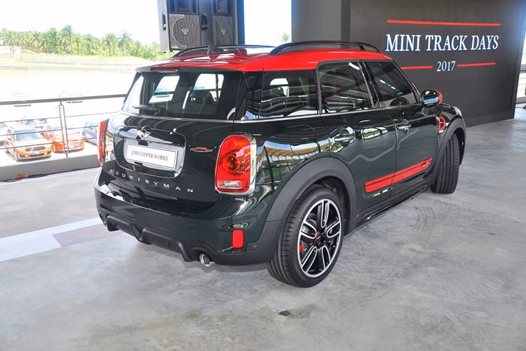 Ngoại thất xe được tối ưu hơn về hiệu quả khí động học. Hệ thống đèn bật tắt tự động, đèn pha projector tích hợp đèn Led, kèm với dải LED chiếu sáng ban ngày. So với thế hệ MINI Clubman cũ, JCW phiên bản mới cũng sở hữu chiều dài lớn hơn tới 27 mm, rộng hơn 9 cm và có độ dài trục cơ sở lớn hơn tới 10 cm.