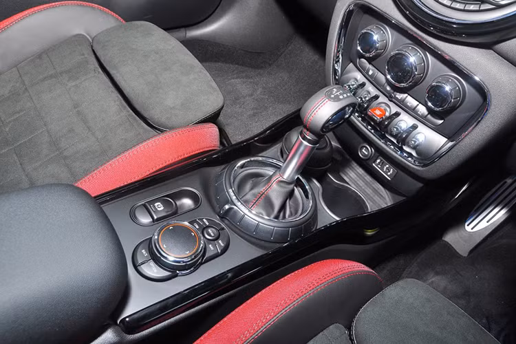 Nằm dưới nắp ca-pô của mẫu xe MINI Clubman JCW là động cơ 2.0l, 4 xi-lanh, sử dụng công nghệ tăng áp TwinPower từ BMW, đem tới công suất tối đa 228 mã lực và mô-men xoắn cực đại 320 Nm giống như các phiên bản JCW khác hiện nay. Tuy nhiên thay vì hệ dẫn động cầu trước, xe sở hữu hệ dẫn động 4 bánh ALL4.