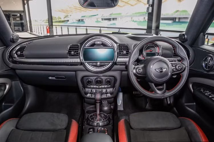 Tương tự ngoại thất, nội thất của Clubman JCW cũng có cách bố trí giống với các dòng MINI khác, và có thiết kế mang đậm sự cá tính của tuổi trẻ. MINI đã thay cặp ghế trước của xe bằng ghế thể thao, bọc cabin trong da kết hợp với alcantara và sử dụng dây đai an toàn màu đỏ. 