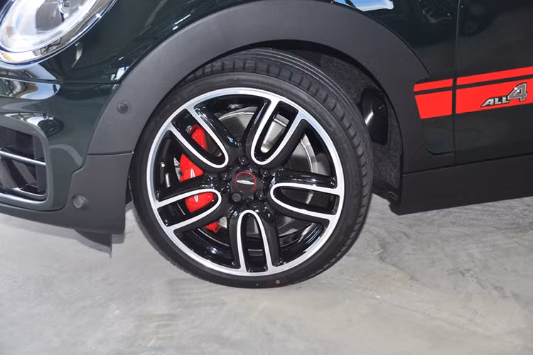 Ở hai bên thân xe, thay đổi lớn nhất đó chính là bộ mâm 18 inch 5 cánh kép mới, nằm phía sau là hệ thống phanh hiệu năng cao của Brembo. Không giống như thế hệ cũ, Clubman JCW có hai cửa sau mở song song với cửa trước, không còn là dạng cửa mở đối xứng nữa.