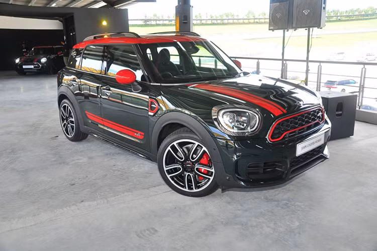 Mẫu xe MINI John Cooper Works Clubman vừa chính thức có mặt tại thị trường Malaysia. Trên cơ sở bản tiêu chuẩn, phiên bản hiệu năng cao MINI John Cooper Works Clubman (JCW) nhấn mạnh đến phong cách thể thao, tinh thần xe đua tốc độ, cả về kiểu cách cũng như tính năng vận hành.