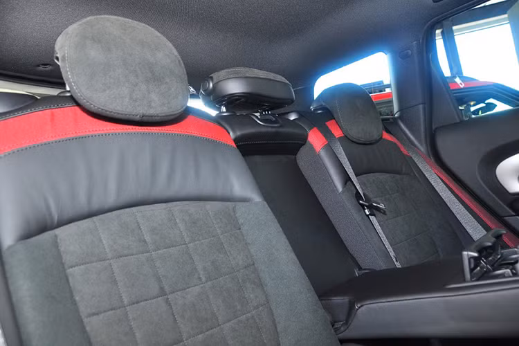 Ngoài ra, xe còn được trang bị điều hòa 2 vùng độc lập, gương chiếu hậu gập điện, hệ thống khóa thông minh khởi động bằng nút bấm… Trên màn hình cảm ứng là hệ thống điều khiển kiểu idrive kết nối bluetooth đi kèm hệ thống âm thanh Harman Kardon 12 loa và camera lùi.