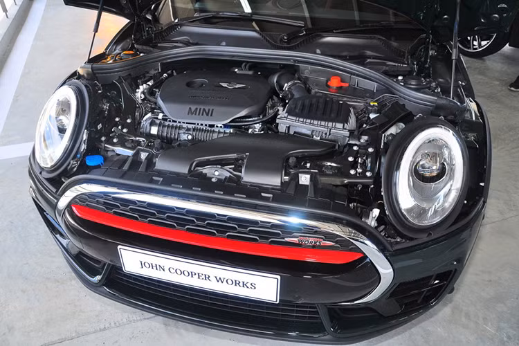 Hộp số sàn 6 cấp sẽ là trang bị tiêu chuẩn, trong khi số tự động 8 cấp là tùy chọn nâng cao. Ở cả 2 phiên bản hộp số, chiếc xe đều có thời gian đạt 0-100 km/h trong 6,3 giây và tốc độ tối đa 238 km/h. Không chỉ có hệ động lực nâng cấp, MINI Clubman JCW còn có hệ thống treo thể thao để đem tới cảm giác lái thú vị hơn.