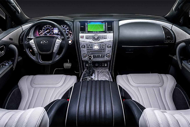 Về nội thất, QX60 Limited thêm trang trọng thêm lộng lẫy hơn với ghế được bọc bằng loại da mềm mại Semi-Aniline màu trắng kem với đường chỉ khâu tương phản, táp-pi cửa cũng được bọc loại da này.