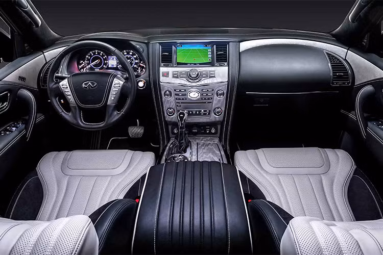Về nội thất, QX60 Limited thêm trang trọng thêm lộng lẫy hơn với ghế được bọc bằng loại da mềm mại Semi-Aniline màu trắng kem với đường chỉ khâu tương phản, táp-pi cửa cũng được bọc loại da này.