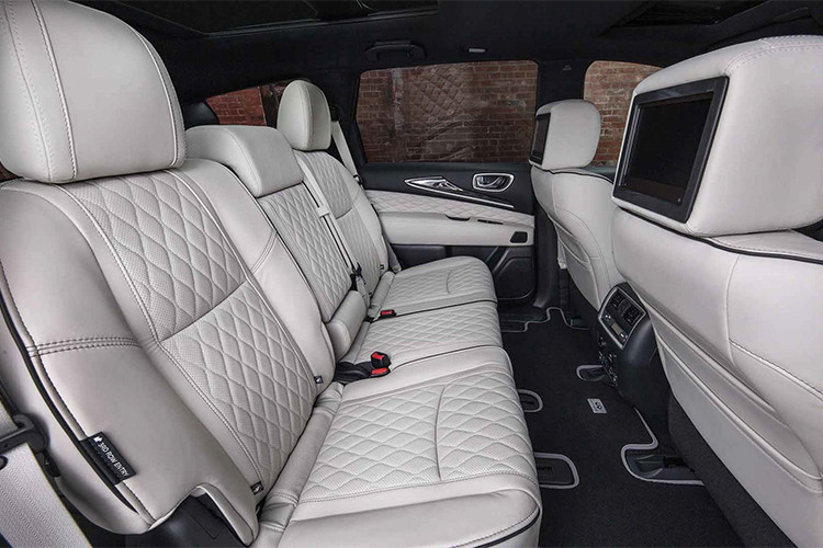 Về nội thất, mẫu xe QX80 Limited mới tinh tế và sang trọng hơn với sự kết hợp giữa da cao cấp aniline và vải Alcantara. Cabin xe với một số chi tiết được ốp gỗ cao cấp, trần xe được bọc vải Alcantara màu đen.