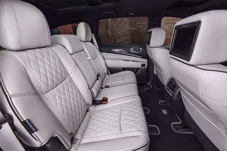 Về nội thất, mẫu xe QX80 Limited mới tinh tế và sang trọng hơn với sự kết hợp giữa da cao cấp aniline và vải Alcantara. Cabin xe với một số chi tiết được ốp gỗ cao cấp, trần xe được bọc vải Alcantara màu đen.