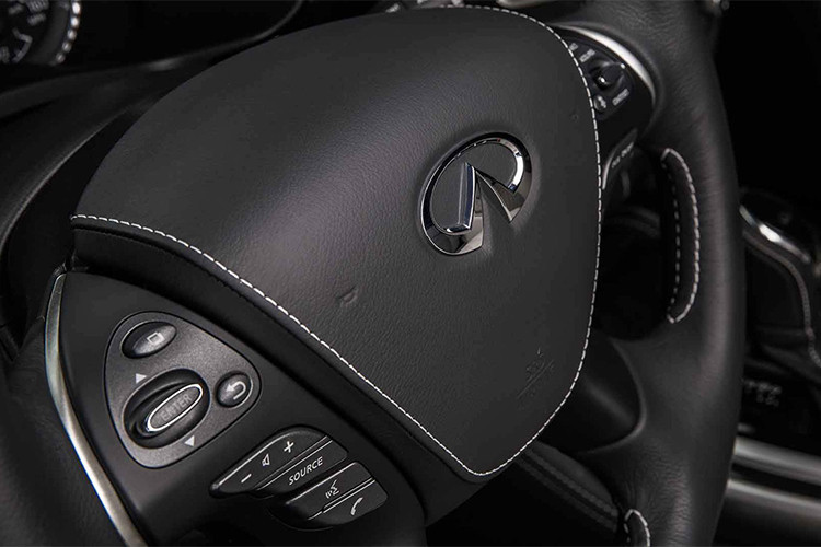 Các tay nắm cửa của xe được thiết kế với màu bạc mờ Satin chrome. Tương tự như "người anh em" QX60 Limited, chiếc SUV cỡ lớn QX80 Limited sẽ không có thay đổi nào về động cơ, xe vẫn sử dụng động cơ V8 hút khí tự nhiên dung tích 5.6L cho công suất tối đa 400 mã lực.