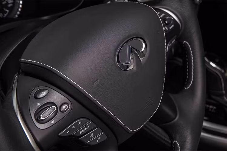 Các tay nắm cửa của xe được thiết kế với màu bạc mờ Satin chrome. Tương tự như "người anh em" QX60 Limited, chiếc SUV cỡ lớn QX80 Limited sẽ không có thay đổi nào về động cơ, xe vẫn sử dụng động cơ V8 hút khí tự nhiên dung tích 5.6L cho công suất tối đa 400 mã lực.