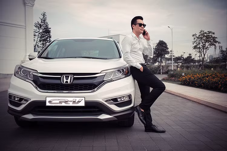 Ngoài ra, khách hàng cũng sẽ nhận được những hỗ trợ khác từ các đại lý Honda ôtô khi mua Honda CR-V. Hiện tại, tuỳ đại lý, khách hàng mua CR-V có thể được tặng thêm toàn bộ hoặc một phần phụ kiện chính hãng, kèm với mức giảm giá trực tiếp, khoảng 30-50 triệu đồng, nhờ đó giá bán thực tế đối với CR-V 2.4AT có thể giảm tới khoảng 100 triệu đồng.