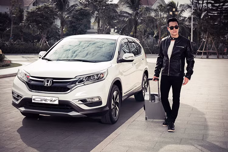 Về tính hiệu quả, Honda CR-V sở hữu động cơ i-VTEC, 4 xy lanh thẳng hàng, 16 van, với hộp số tự động 5 cấp mang lại khả năng phản ứng linh hoạt trong mọi điều kiện và trải nghiệm lái hoàn hảo. Thêm vào đó, xe cũng được trang bị hệ thống trợ lực lái điện thích ứng nhanh với chuyển động (MA-EPS).