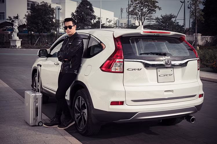 Hệ thống kiểm sóat hành trình Cruise Control và lẫy chuyển số thể thao tích hợp trên vô lăng tạo nên trải nghiệm lái cao cấp. Chế độ lái tiết kiệm nhiên liệu Econ mode và hệ thống hướng dẫn lái xe sinh thái Eco coaching giúp giảm lượng tiêu thụ nhiên liệu một cách tối đa mà vẫn đảm bảo khả năng vận hành mạnh vượt trội…