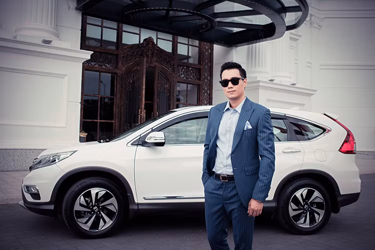 Không chỉ hiệu quả, tiện dụng, Honda CR-V còn là mẫu xe đáng tin cậy khi được trang bị rất nhiều tính năng an toàn tiêu chuẩn nhằm đảm bảo sự tự tin và an tâm tuyệt đối cho người lái trên mọi hành trình với hệ thống chống bó cứng phanh (ABS); phanh điện tử (EBD); cân bằng điện tử (VSA); khởi hành ngang dốc (HSA); khung xe hấp thụ lực an toàn (G-CON); camera lùi 3 góc...