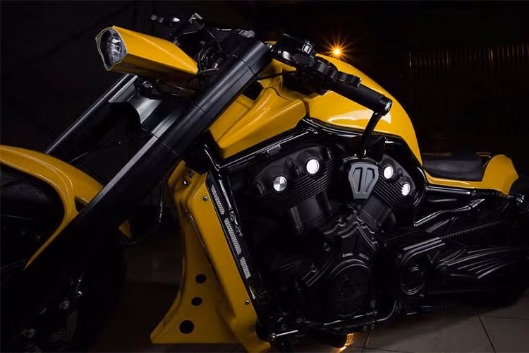 Bánh trước của V-Rod Muscle cũng đã được chủ nhân thay thế bằng mâm 3 cánh kép có thiết kế như lưỡi dao, được ghép từ nhiều mảnh và có đường kính lên tới 18 inch. Lốp trước của xe có kích thước 130/70/18.