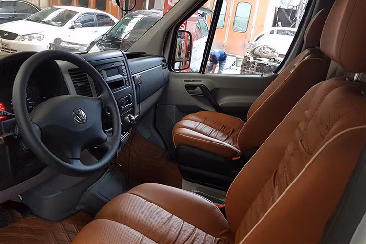 Động cơ phiên bản đưa về Việt Nam là loại máy dầu TDI dung tích 2 lít, sản sinh 109 mã lực, kết hợp hộp số sàn 6 cấp. Mẫu xe Ford Transit đối thủ tại Việt Nam được trang bị động cơ 2,4 lít mạnh mẽ hơn với 138 mã lực. Các trang bị khác gồm; hệ thống cảnh báo người lái, phanh sau tự động, trợ lái, hệ thống âm thanh với Bluetooth...