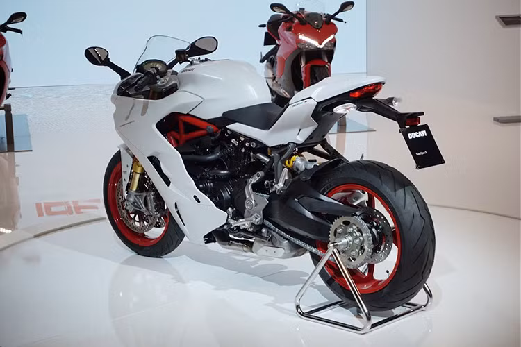 Ở phiên bản tiêu chuẩn, Ducati SuperSport 2017 đi kèm hệ thống treo bao gồm phuộc Marzocchi 41 mm tùy chỉnh hoàn toàn và giảm xóc Sachs với lò xo tùy chỉnh theo tải cũng như độ bật nảy. Trong khi đó, Ducati SuperSport S 2017 được trang bị phuộc TiN 48 mm tùy chỉnh hoàn toàn và giảm xóc Ohlins.