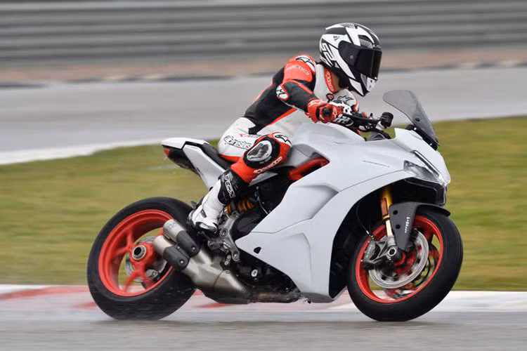 Những trang thiết bị tiêu chuẩn khác của Ducati SuperSport 2017 bao gồm đèn LED định vị ban ngày, màn hình LCD toàn phần, chảng ba hình chữ Y và cổng USB chống thấm nước trong cốp... Xe có 3 chế độ lái khác nhau là Sport, Touring và Urban. Bên cạnh đó là hệ thống xả 2-1-2 với cặp ống pô nằm ngay sau bàn đặt chân bên phải. 