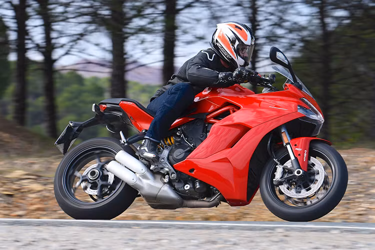 SuperSport 2017 sở hữu khối động cơ Testastretta nghiêng 11 độ, làm mát bằng dung dịch, dung tích 937 cc. Kết hợp với hộp số 6 cấp, động cơ tạo ra công suất tối đa 111 mã lực tại vòng tua máy 9.000 vòng/phút và mô-men xoắn cực đại 71,3 lb-ft tại vòng tua máy 6.500 vòng/phút. Theo hãng xe Ducati, động cơ mới này có thể đạt 80% mô-men xoắn cực đại chỉ từ vòng tua máy 3.000 vòng/phút.