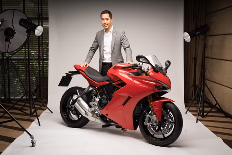 "Ducati SuperSport mang trong mình gen của dòng môtô thể thao nhưng lại vô cùng linh hoạt. Bạn có thể dùng nó làm phương tiện đi lại hàng ngày. Không chỉ có thiết kế đẹp mắt và quyến rũ, nó còn mang người lái đến với thời hiện đại nhờ những công nghệ tiên tiến nhất như hộp số tương tự xe đua MotoGP, giảm xóc Ohlins", đại diện Ducati Thái Lan phát biểu.